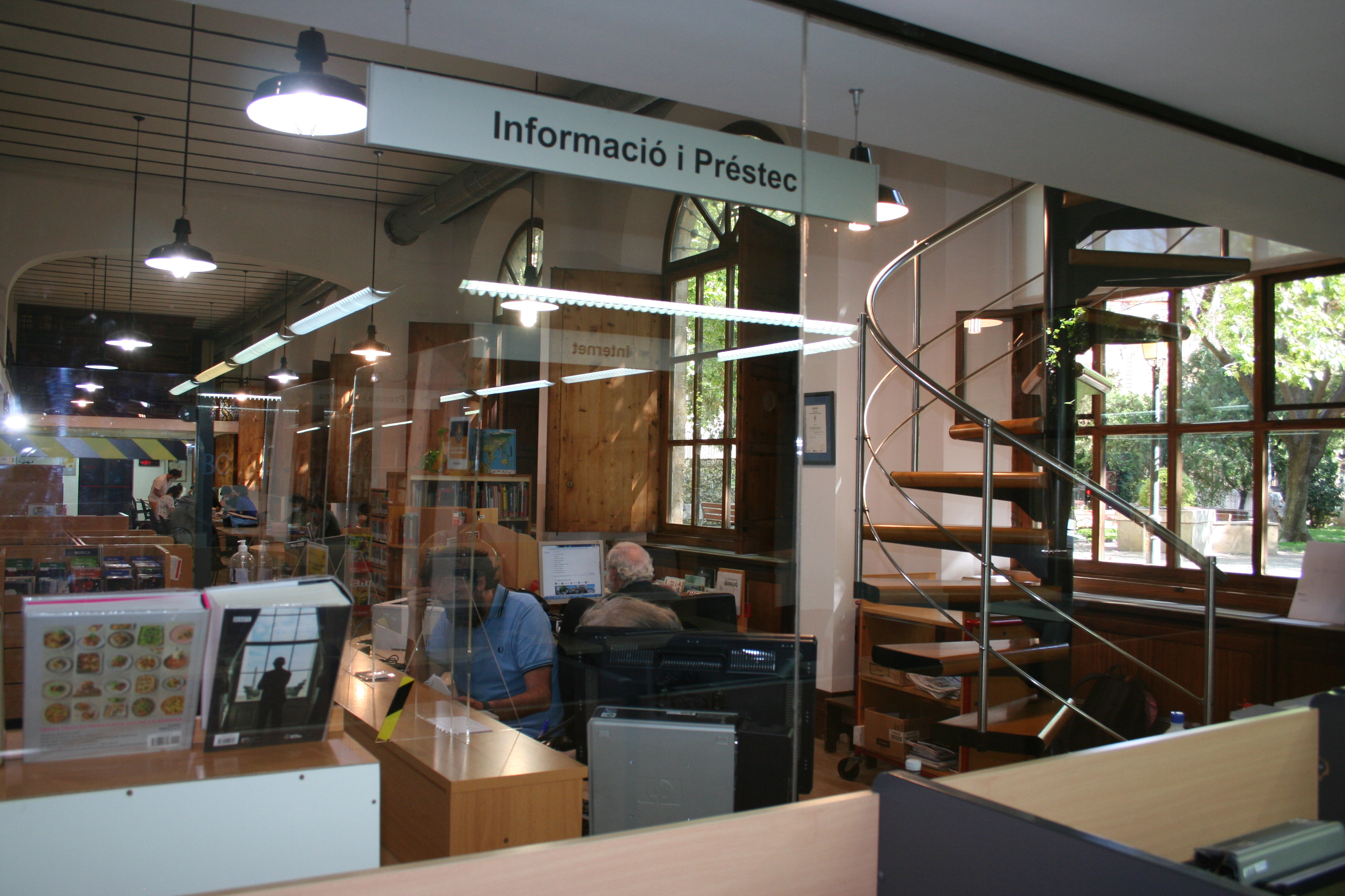 Punto de información y préstamo de la Biblioteca de Cultura Artesana