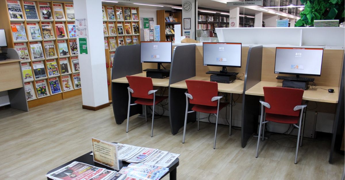 Sala d'ordinadors amb accés gratuït a Internet