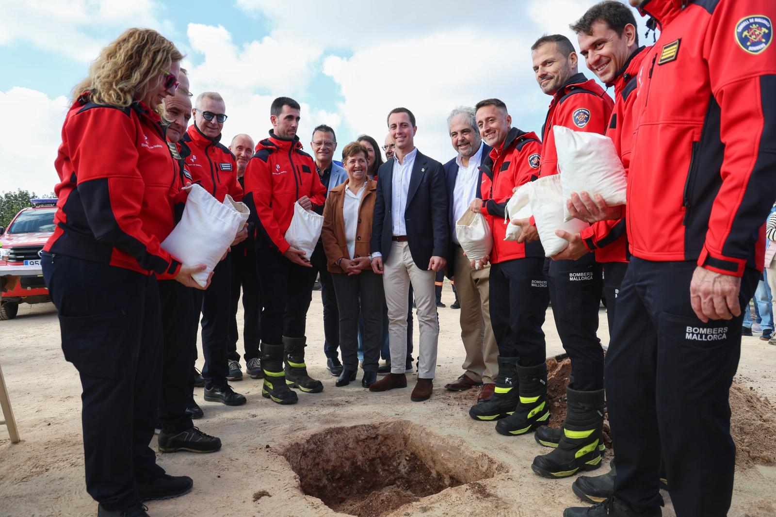 Col·locació de la primera pedra del parc dels Bombers de Mallorca a Santanyí.