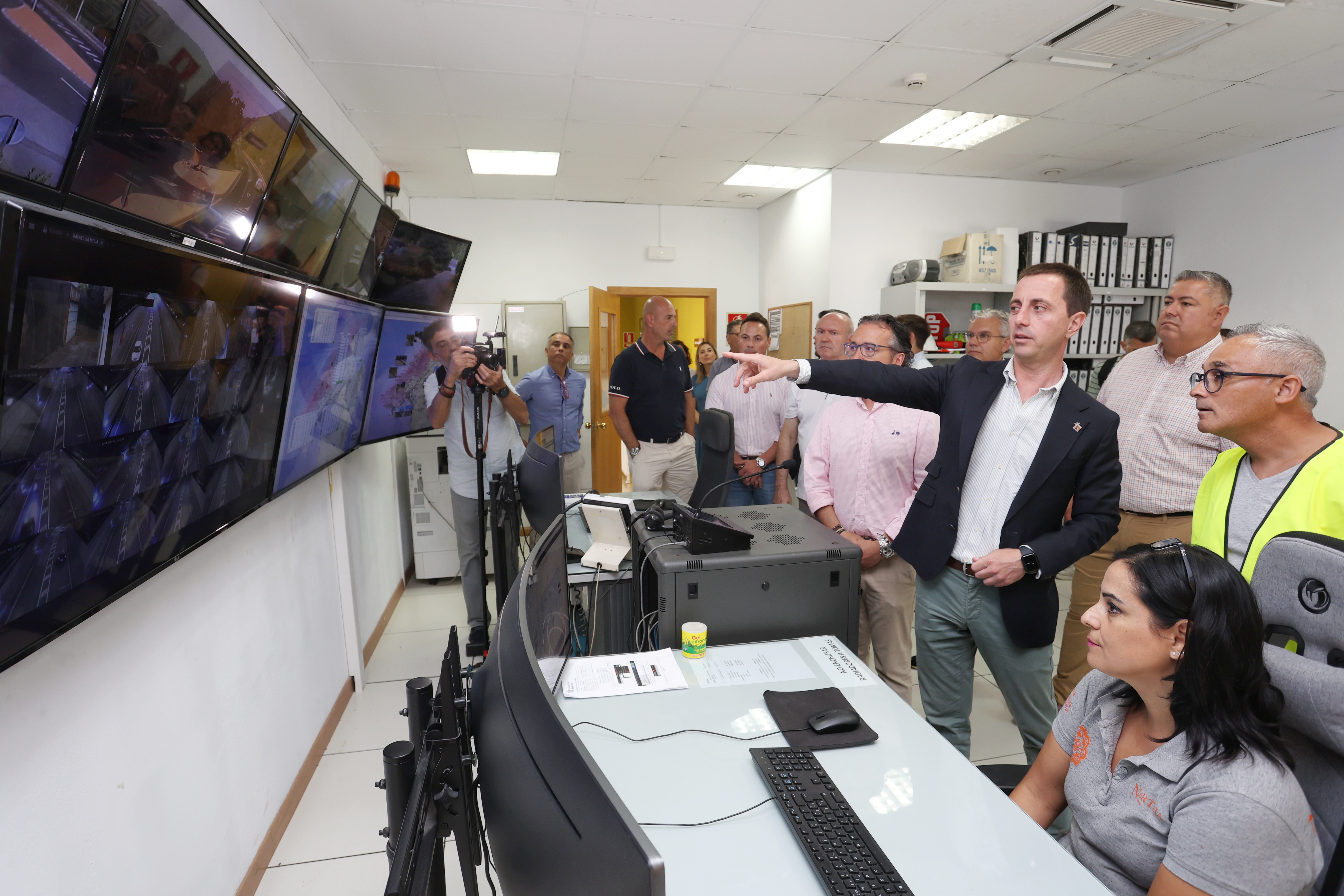 El president Galmés a la sala de control del túnels de Sóller.