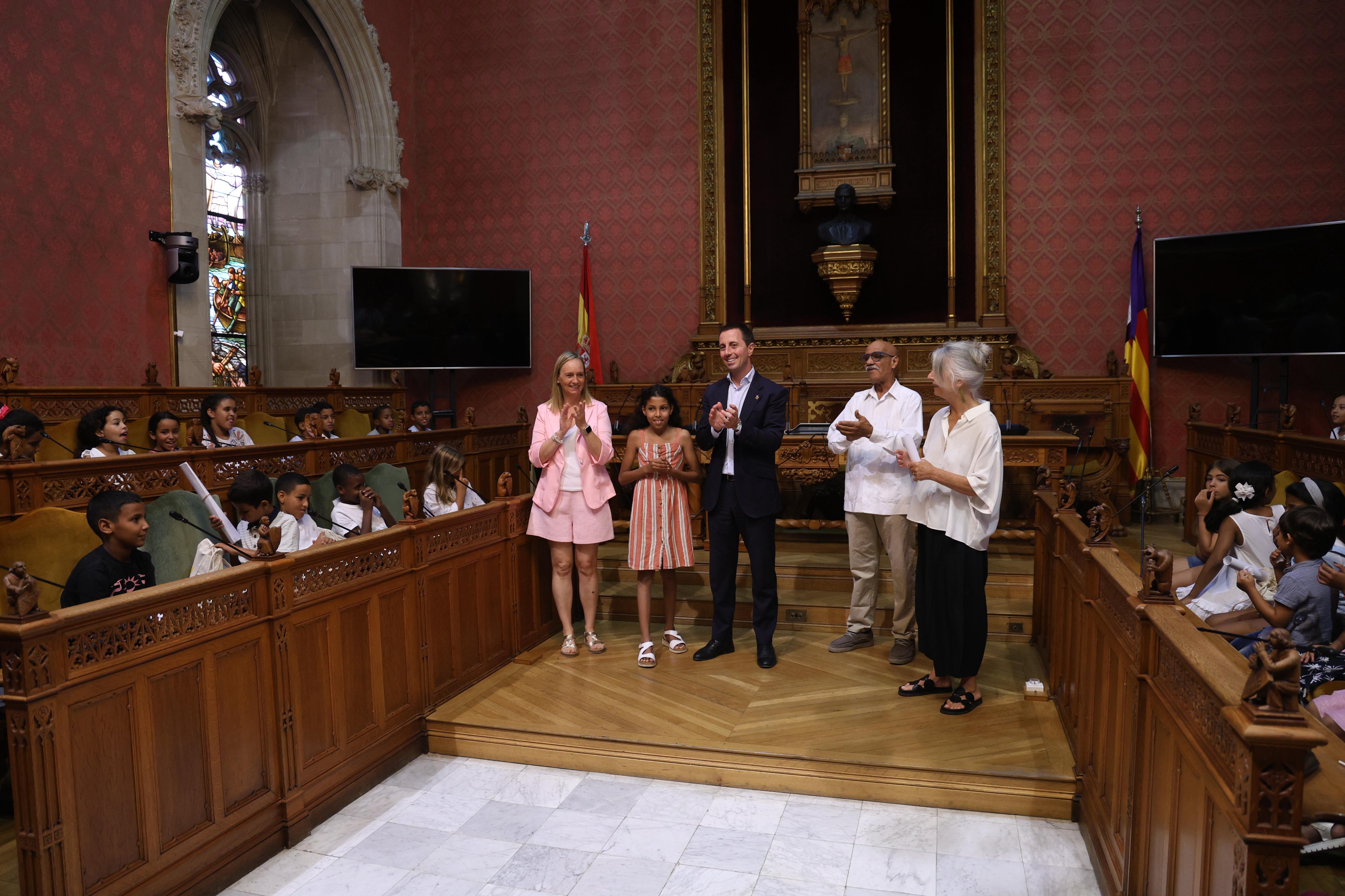 El president Galmés rep els infants sahrauís del programa «Vacances en Pau».