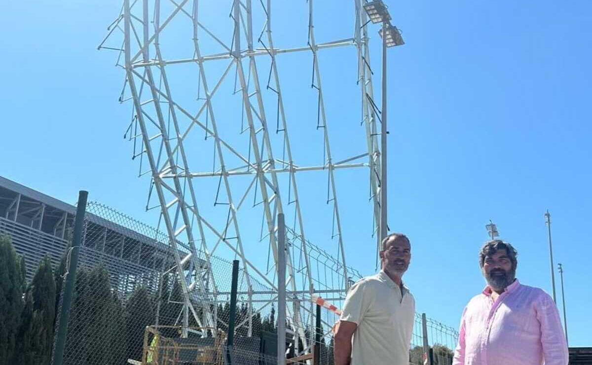 El consejero de Medio Ambiente, Medio Rural y Deportes, Pedro Bestard, y el director insular de Deportes, Toni Prats, en las futuras instalaciones del rocódromo del Polideportivo de Sant Ferran.