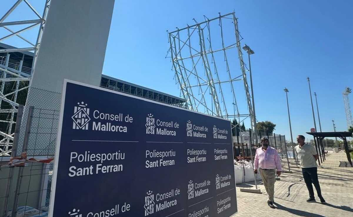 El consejero de Medio Ambiente, Medio Rural y Deportes, Pedro Bestard, y el director insular de Deportes, Toni Prats, en las futuras instalaciones del rocódromo del Polideportivo de Sant Ferran.