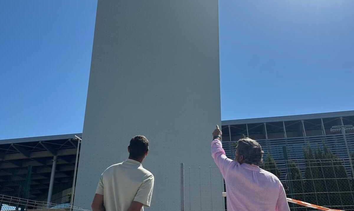 El consejero de Medio Ambiente, Medio Rural y Deportes, Pedro Bestard, y el director insular de Deportes, Toni Prats, en las futuras instalaciones del rocódromo del Polideportivo de Sant Ferran.