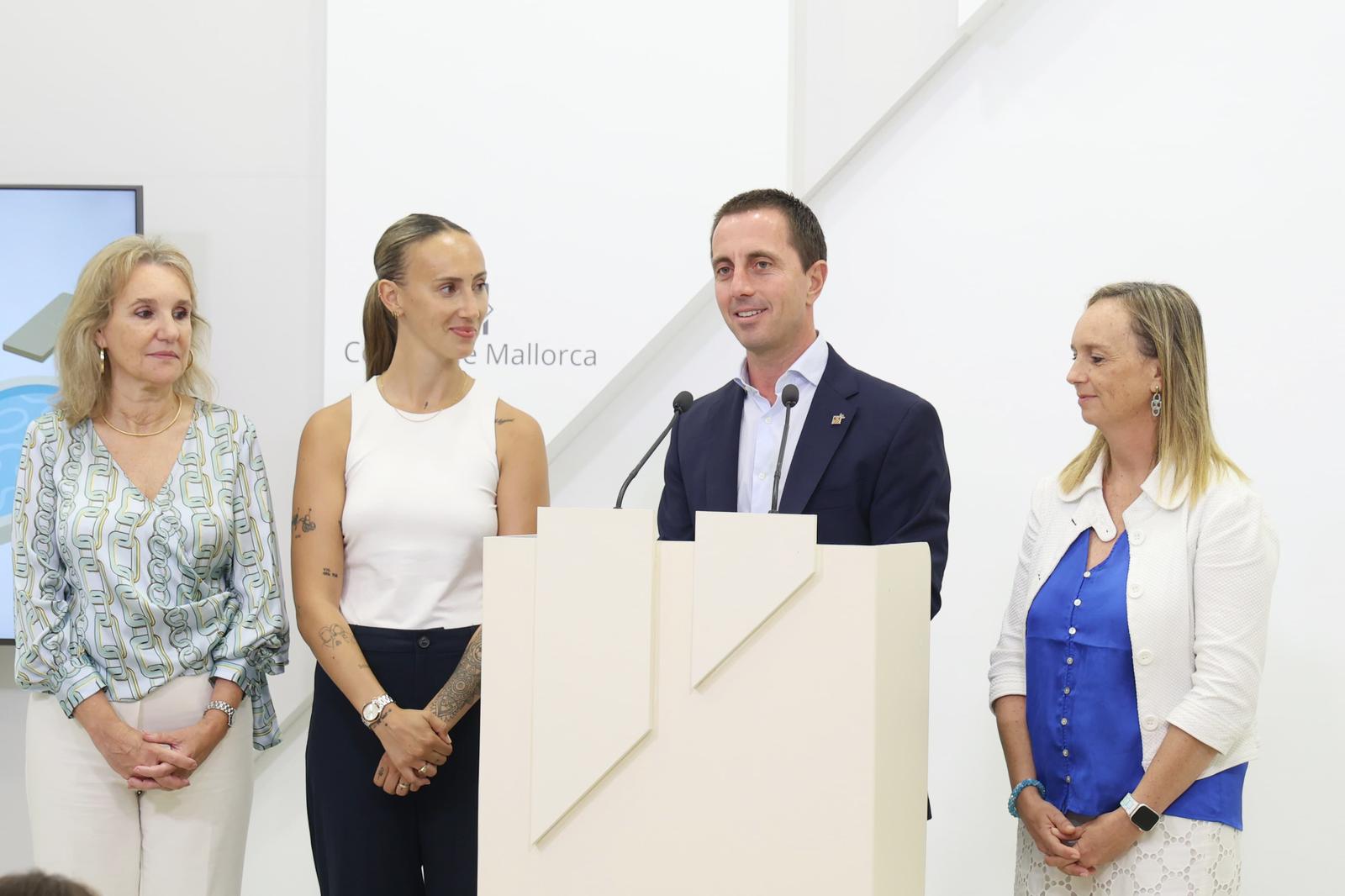 El presidente Galmés y la futbolista Virginia Torrecilla presentan el ciclo formativo «Endinsa’t en les teves emocions».