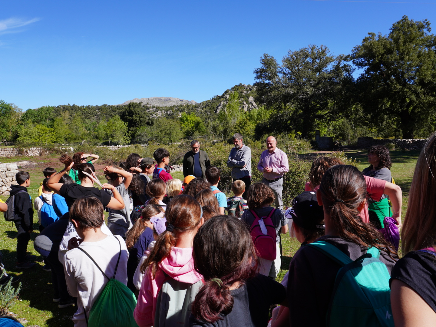 El director insular de la serra de Tramuntana, Toni Solivellas, en una excursión escolar en la Serra.