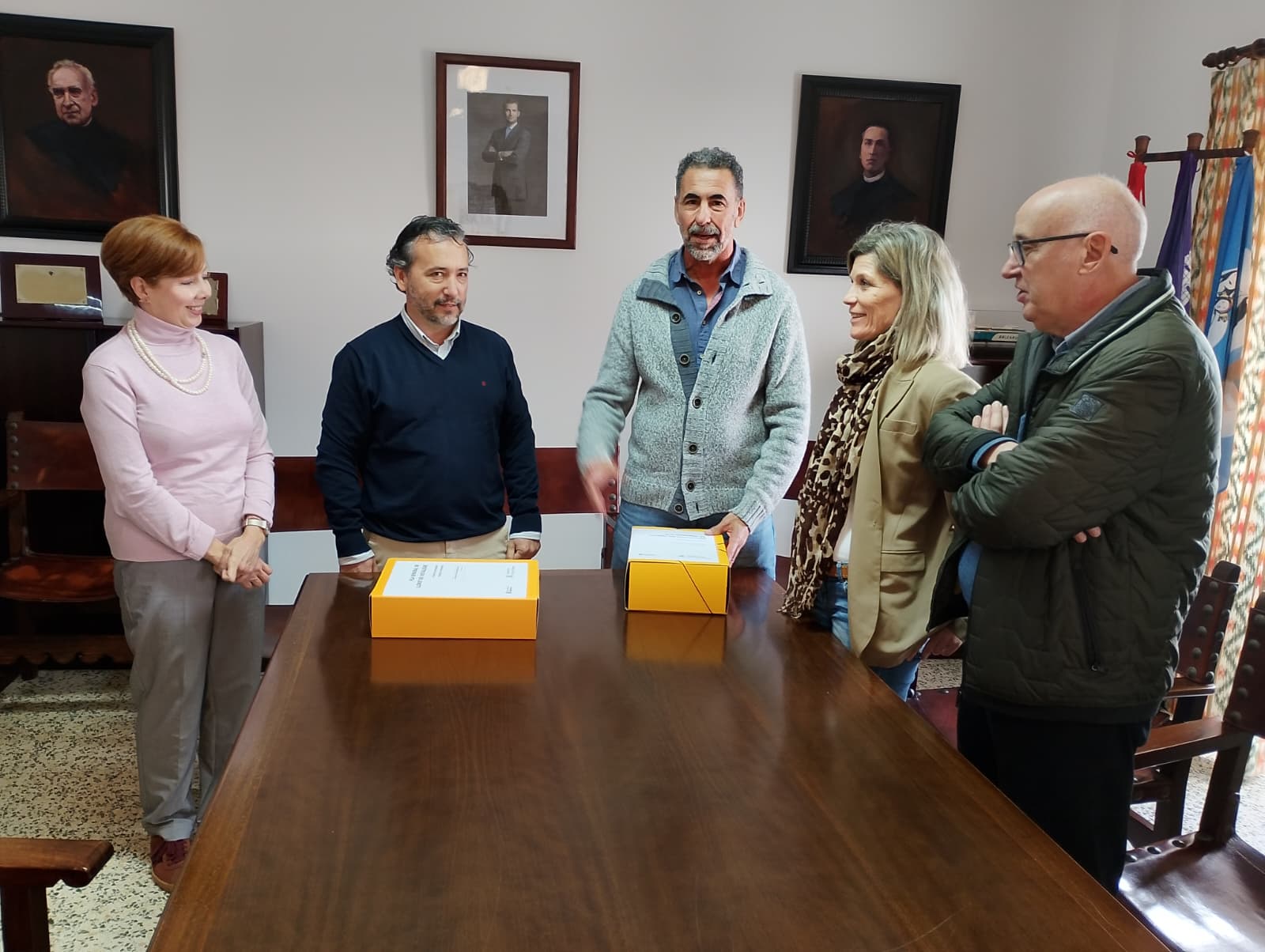 El conseller Fernando Rubio lliura el nou planejament urbanístic a l’Ajuntament de Lloret.