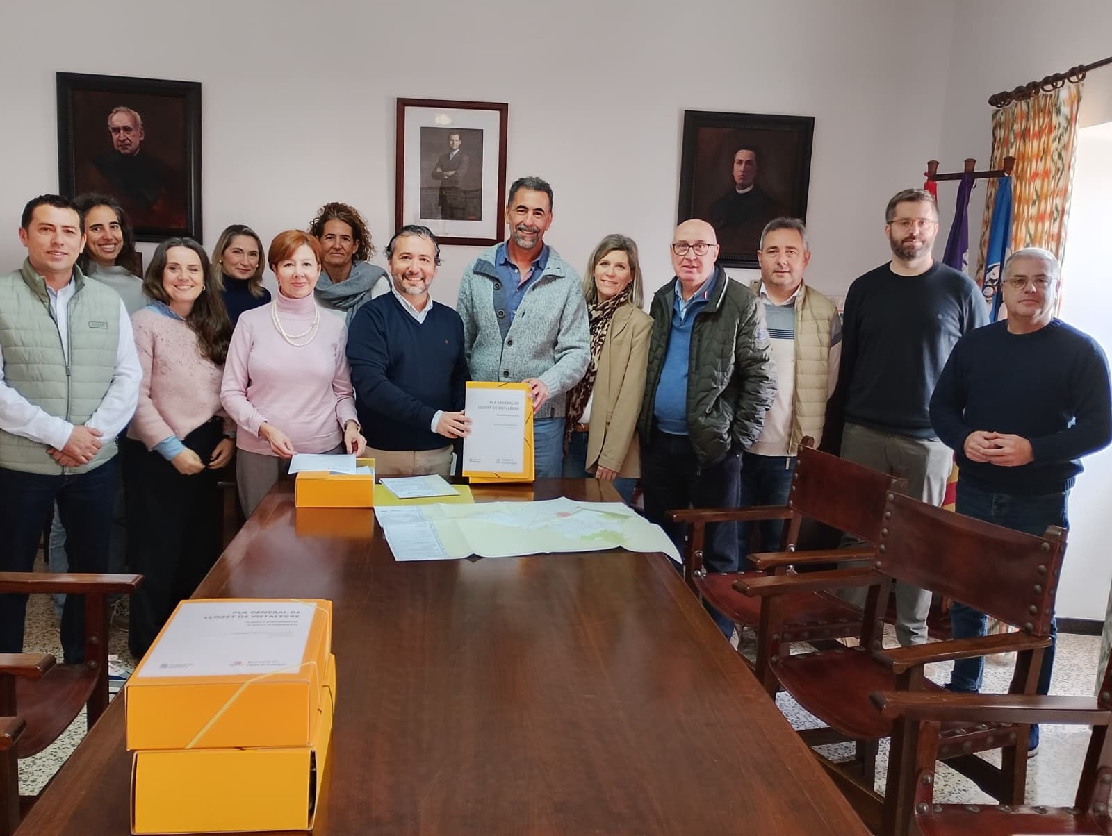 El conseller Fernando Rubio lliura el nou planejament urbanístic a l’Ajuntament de Lloret.