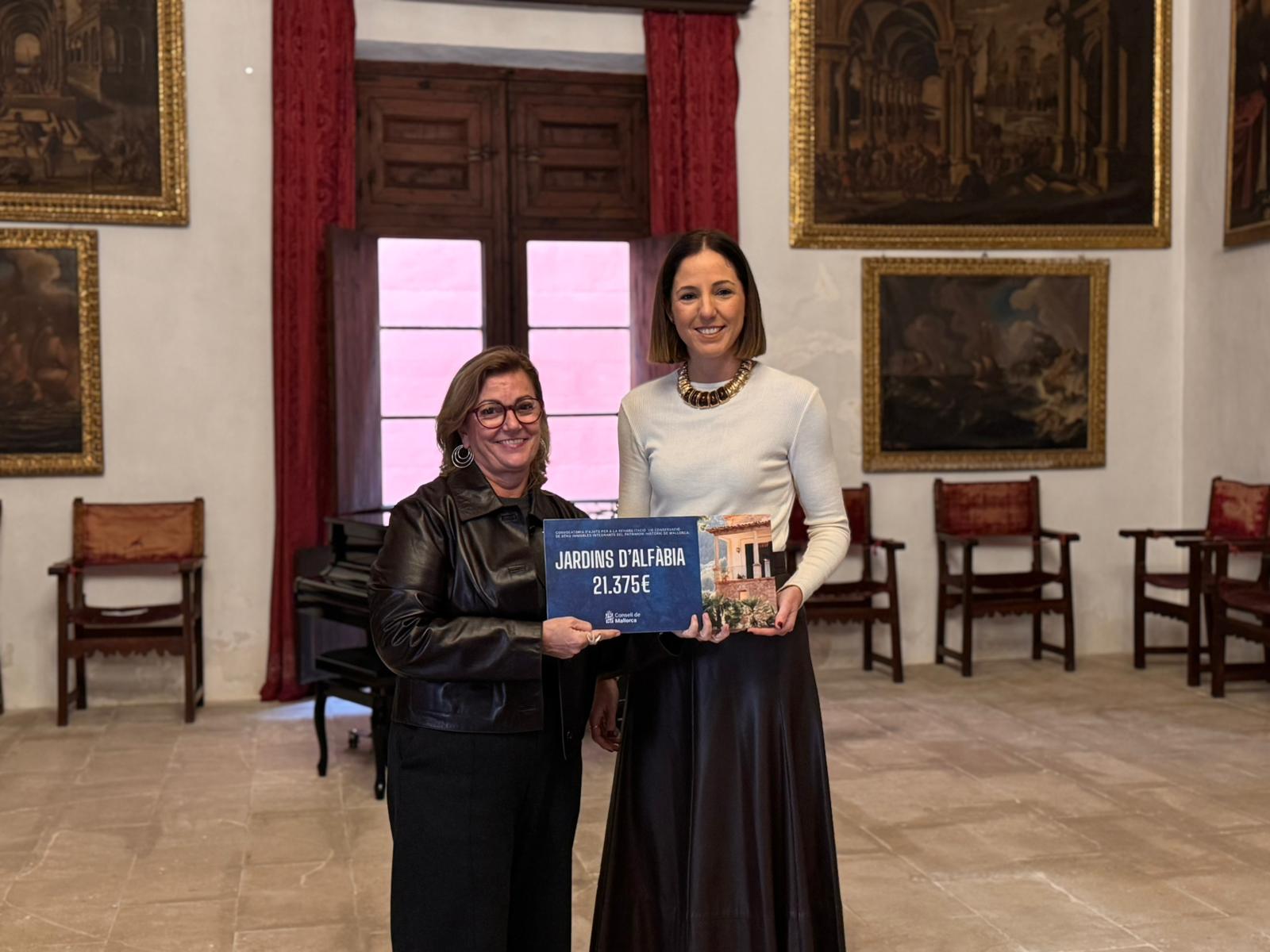 La consejera de Cultura y Patrimonio, Antònia Roca, entrega la subvención a la representante de los Jardines de Alfàbia.