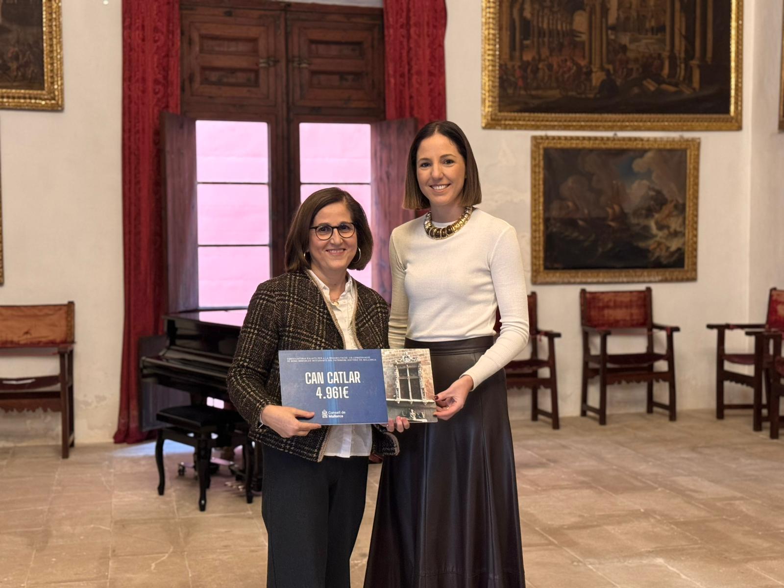 La consejera de Cultura y Patrimonio, Antònia Roca, entrega la subvención a la representante de Can Catlar.