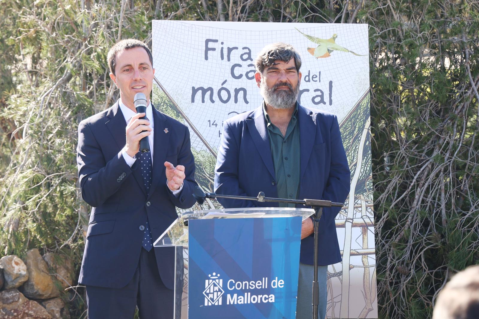 El presidente del Consell de Mallorca, Llorenç Galmés, y el consejero de Medio Ambiente, Medio Rural y Deportes, Pedro Bestard, en la presentación de la Feria de la caza y el mundo rural.