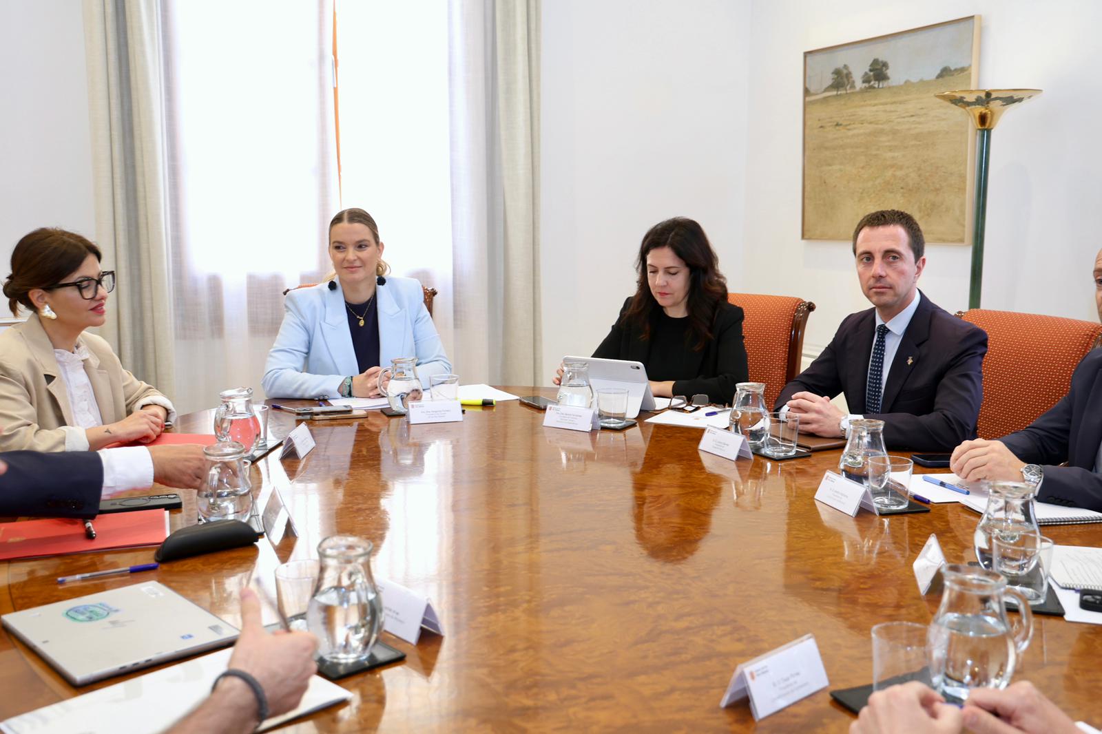 Reunió de la presidenta Prohens i el president Galmés amb la ministra d’Infància i Joventut, Sira Rego.
