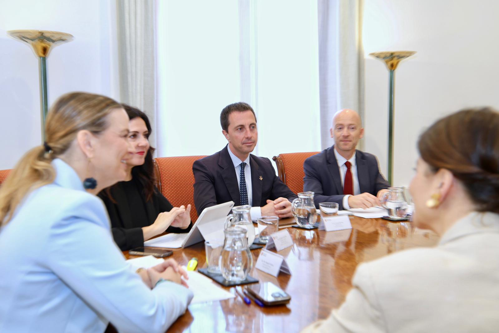 Reunió de la presidenta Prohens i el president Galmés amb la ministra d’Infància i Joventut, Sira Rego.