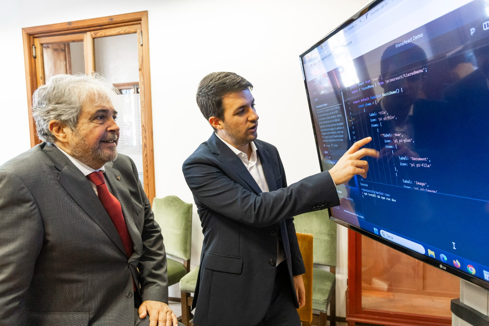El conseller d'Hisenda, Innovació i Funció Pública, Rafel Bosch, i el director insular de Modernització, Transparència i Innovació, Josep Cerdà.