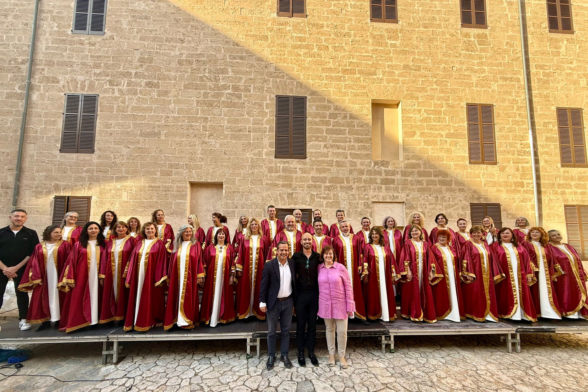 El conseller de Presidència, Antoni Fuster i la directora insular, Ana Ferriol, amb Palma Gospel Singers