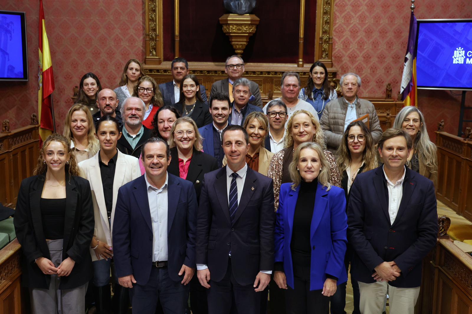 Foto d'arxiu del president del Consell de Mallorca i del conseller de Presidència amb batles i regidors responsables de l'àrea de Joventut.