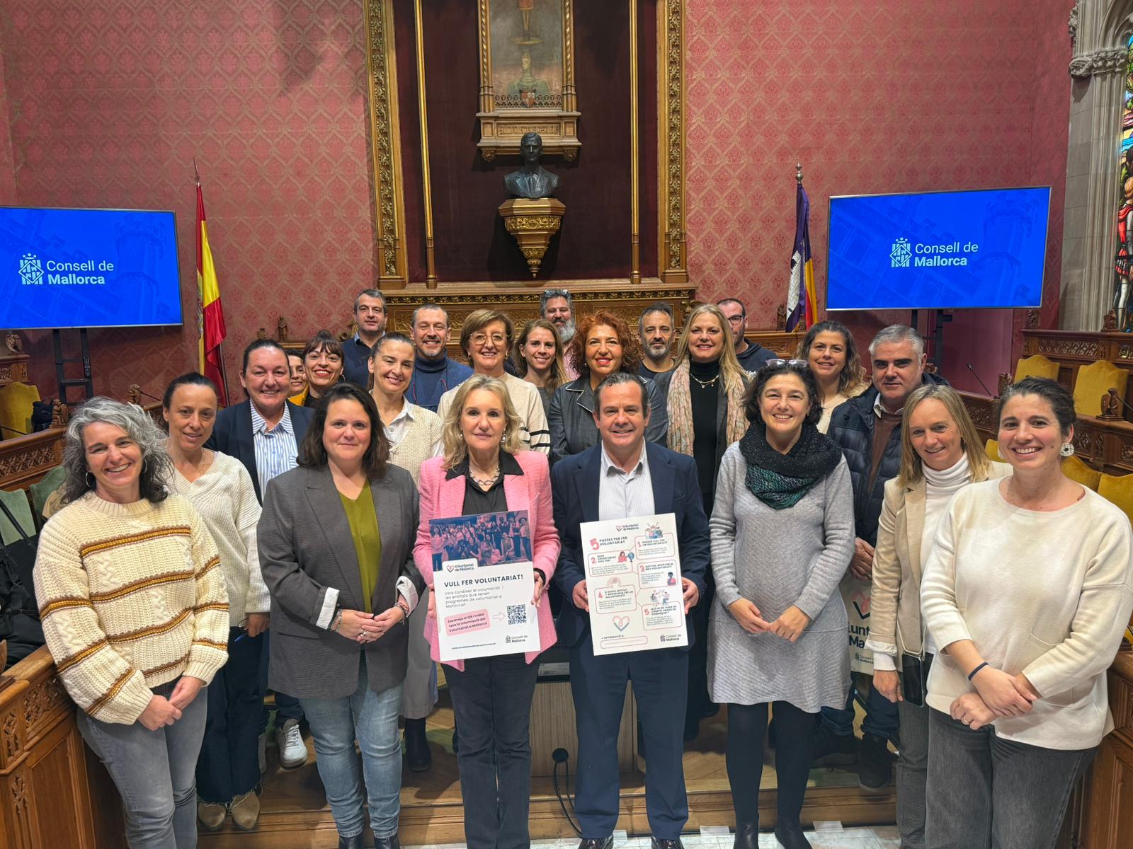 El conseller de Presidència, Toni Fuster, i la directora insular de Joventut i Participació, Carmen Ripoll, l'Espai de Coordinació de Voluntariat Municipal