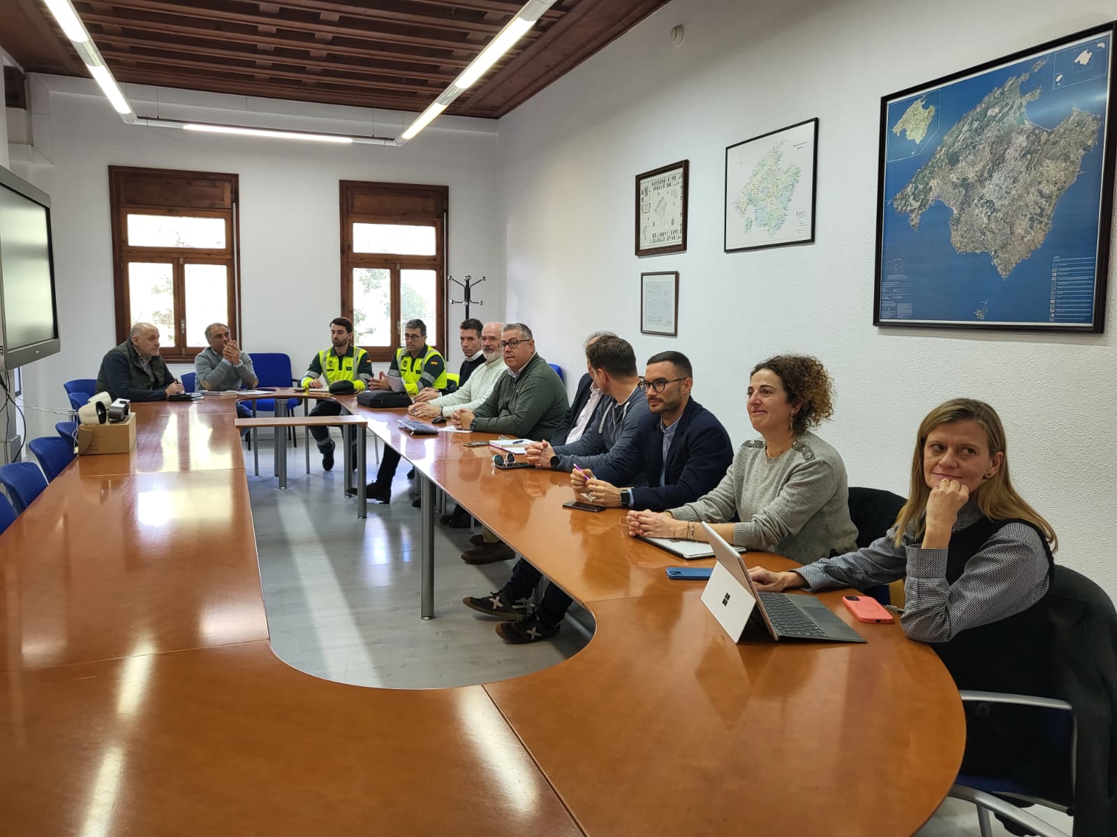 Les diferents institucions i entitats públiques amb competències a Formentor reunides per pactar les restriccions de 2026