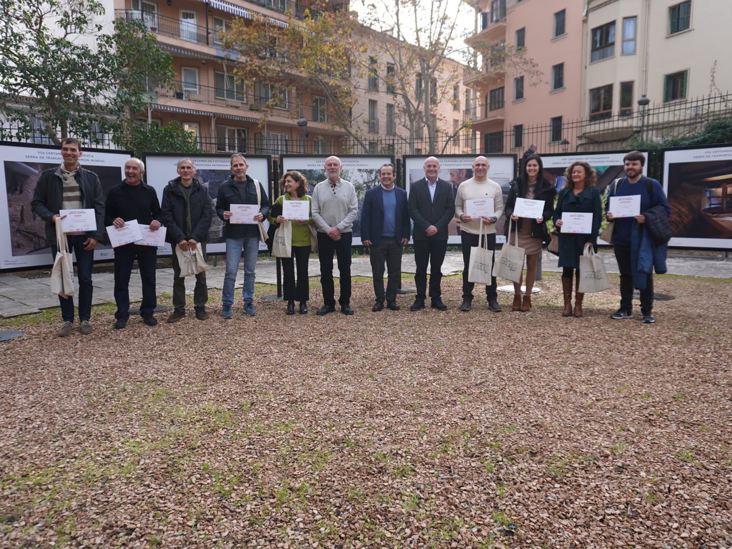 El conseller, Toni Fuster con los ganadores del VII Certamen de Fotografía.