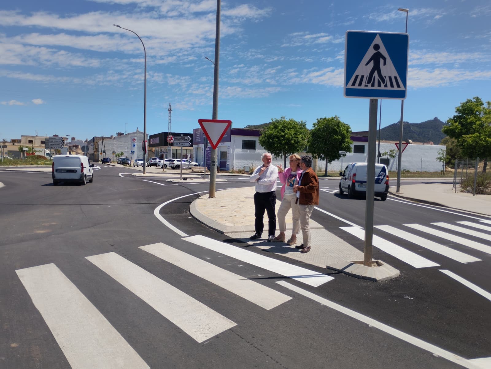 El conseller de Territori ,Fernando Rubio; la batlessa de Felanitx, Catalina Soler; i el director insular de Infraestructures, Rafel Gelabert.