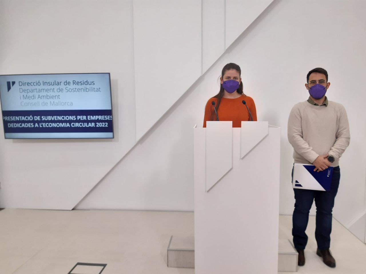 La vicepresidenta i consellera de Sostenibilitat i Medi Ambient, Aurora Ribot, i el director insular de Residus, Juan Carrasco