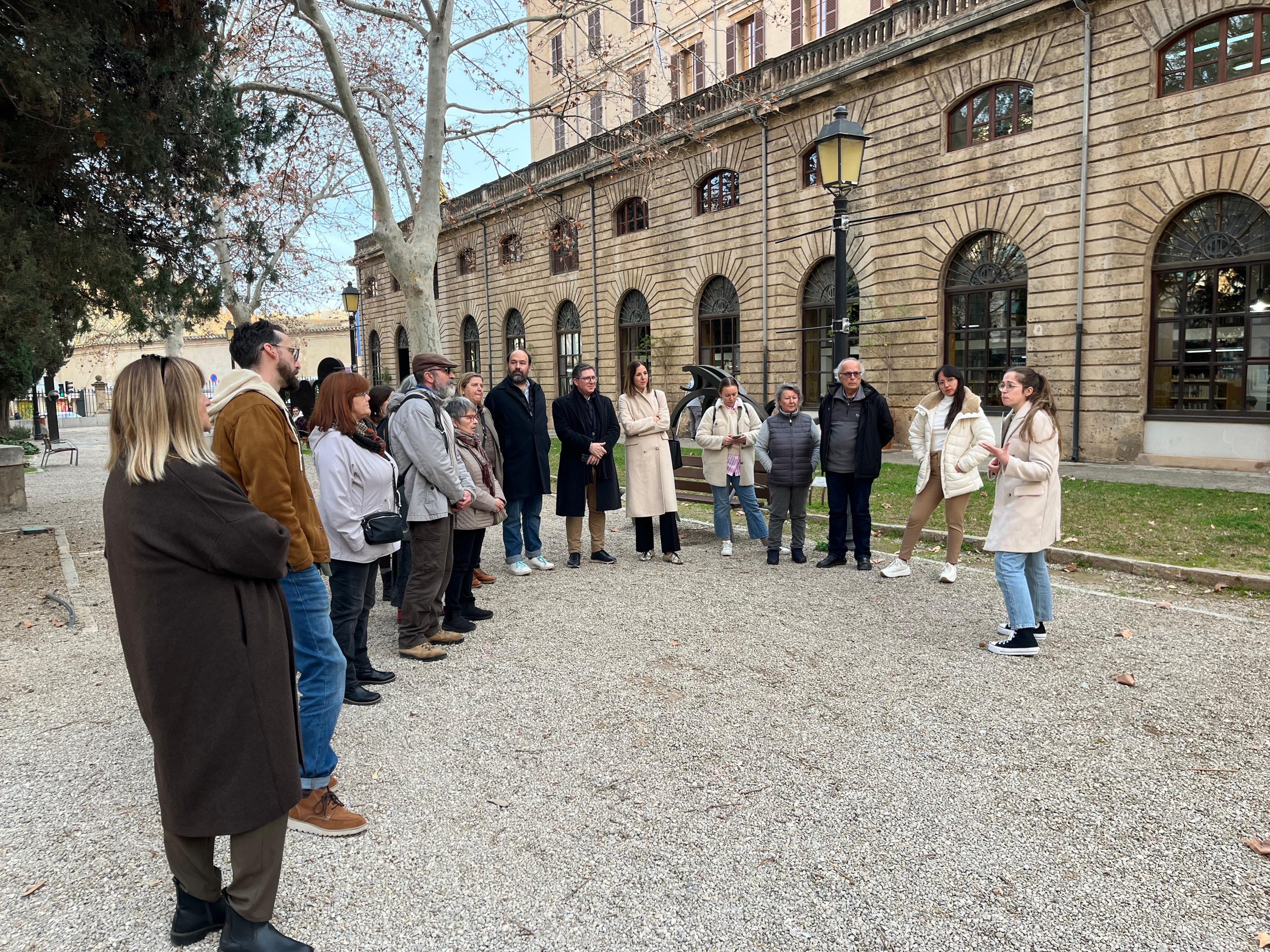 Momento durante la visita guiada a La Misericòrdia a la cual asistió la vicepresidenta y consejera de Cultura y Patrimonio, Antònia Roca