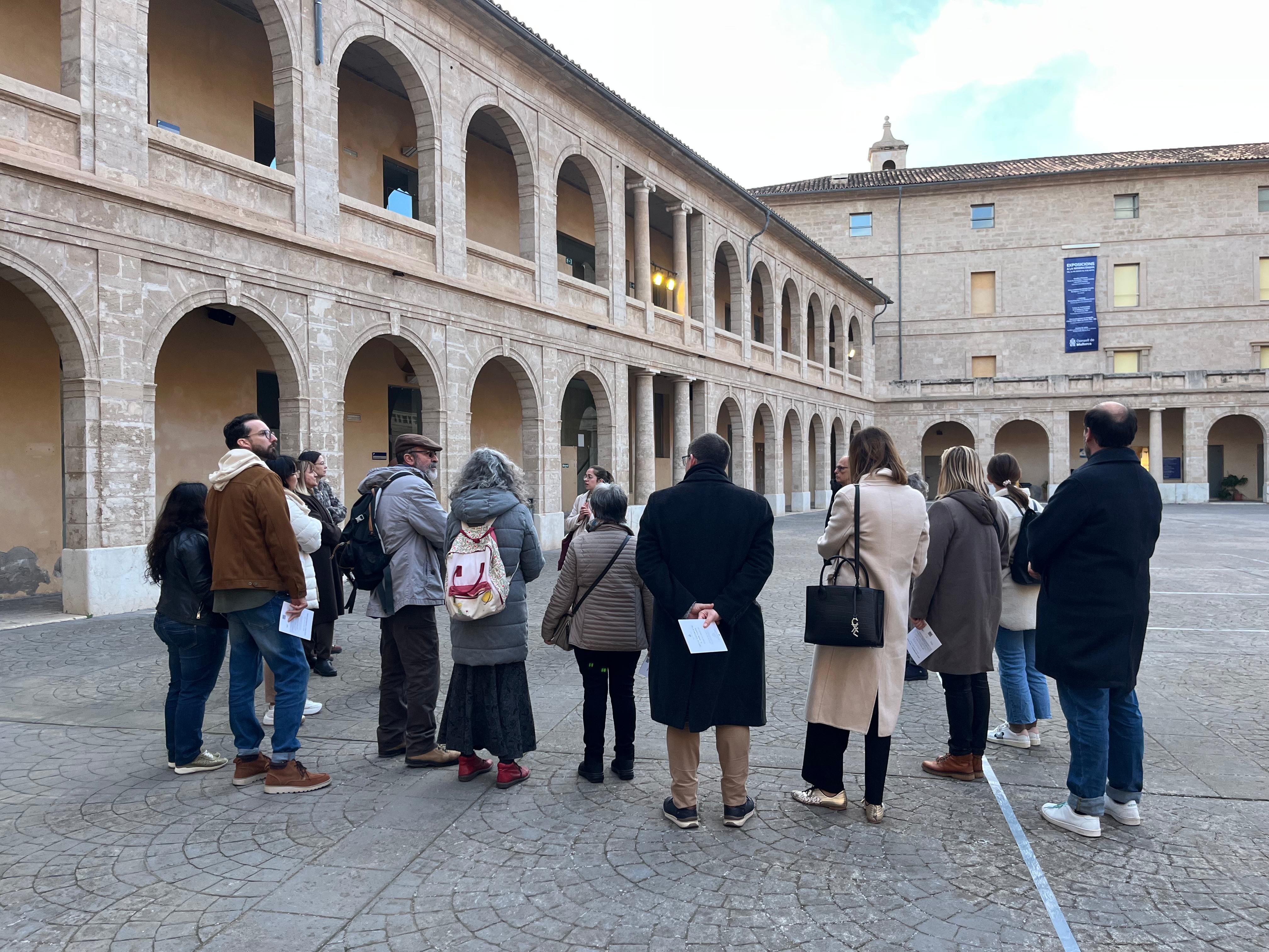 Momento durante la visita guiada a La Misericòrdia a la cual asistió la vicepresidenta y consejera de Cultura y Patrimonio, Antònia Roca