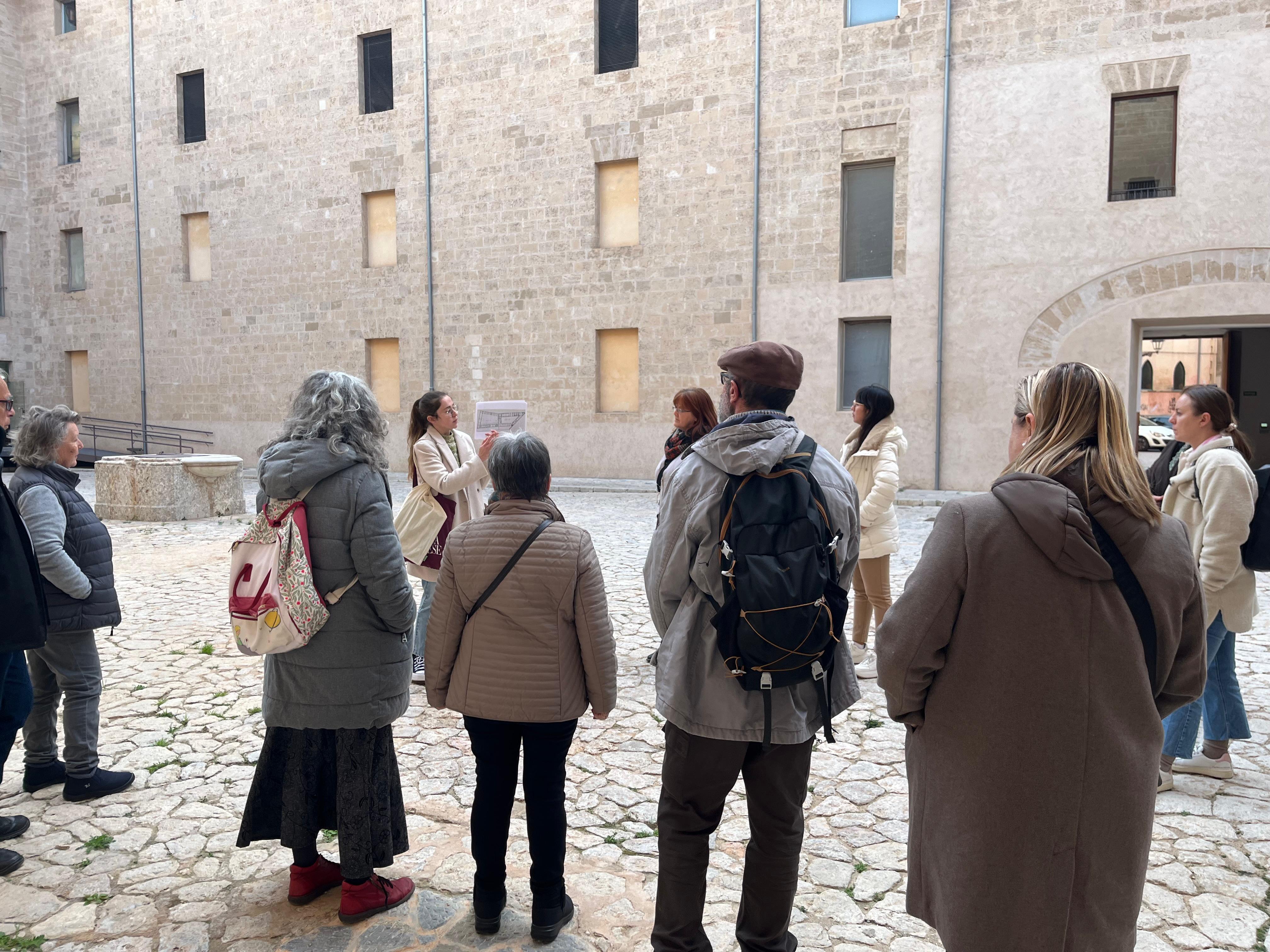 Momento durante la visita guiada a La Misericòrdia a la cual asistió la vicepresidenta y consejera de Cultura y Patrimonio, Antònia Roca