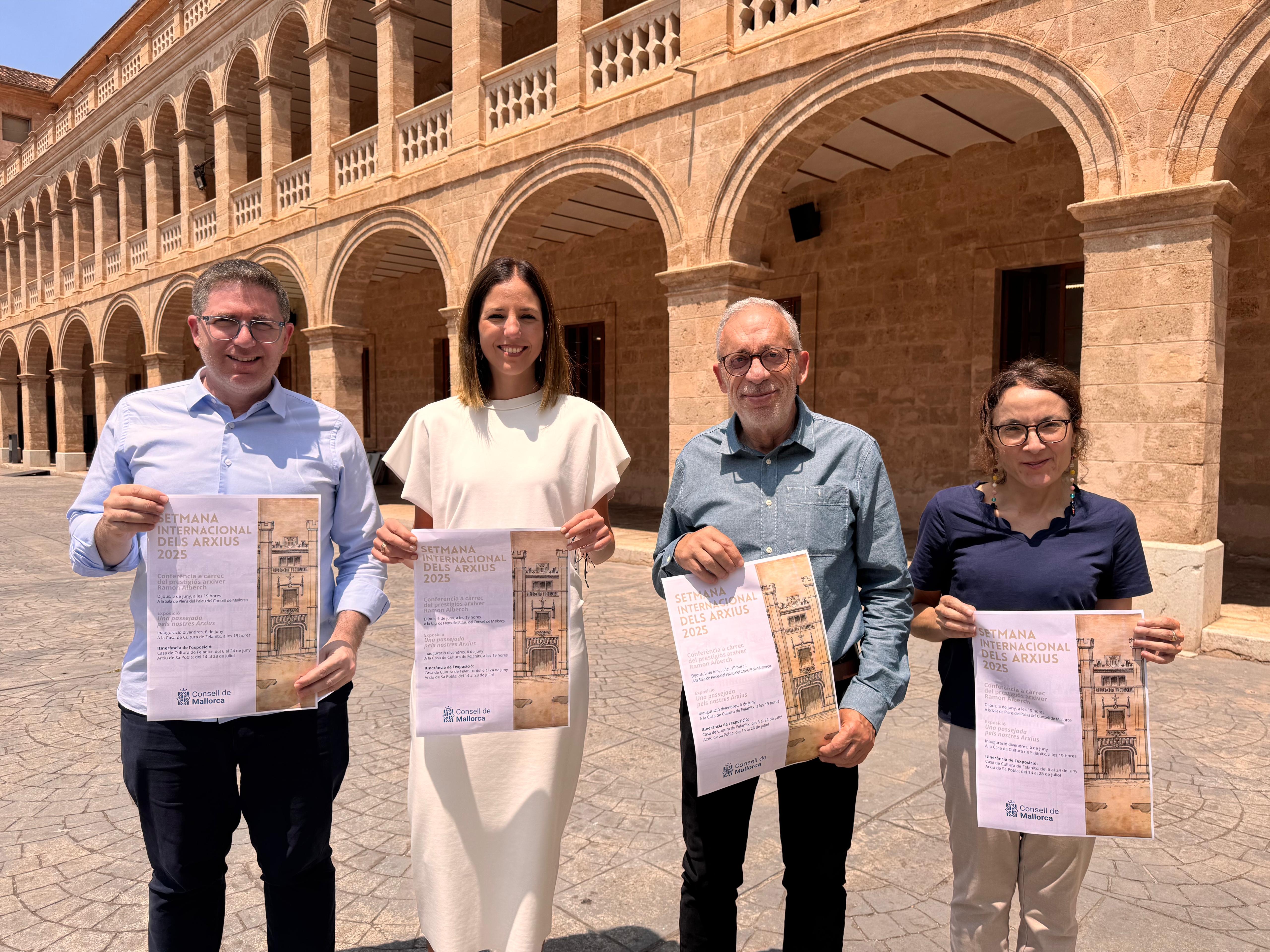 De izquierda a derecha: el director insular de Cultura, Guillem Ginard; la vicepresidenta del Consell de Mallorca y consellera de Cultura y Patrimonio, Antònia Roca; el archivero Ramon Alberch y Maria del Mar Guaita.