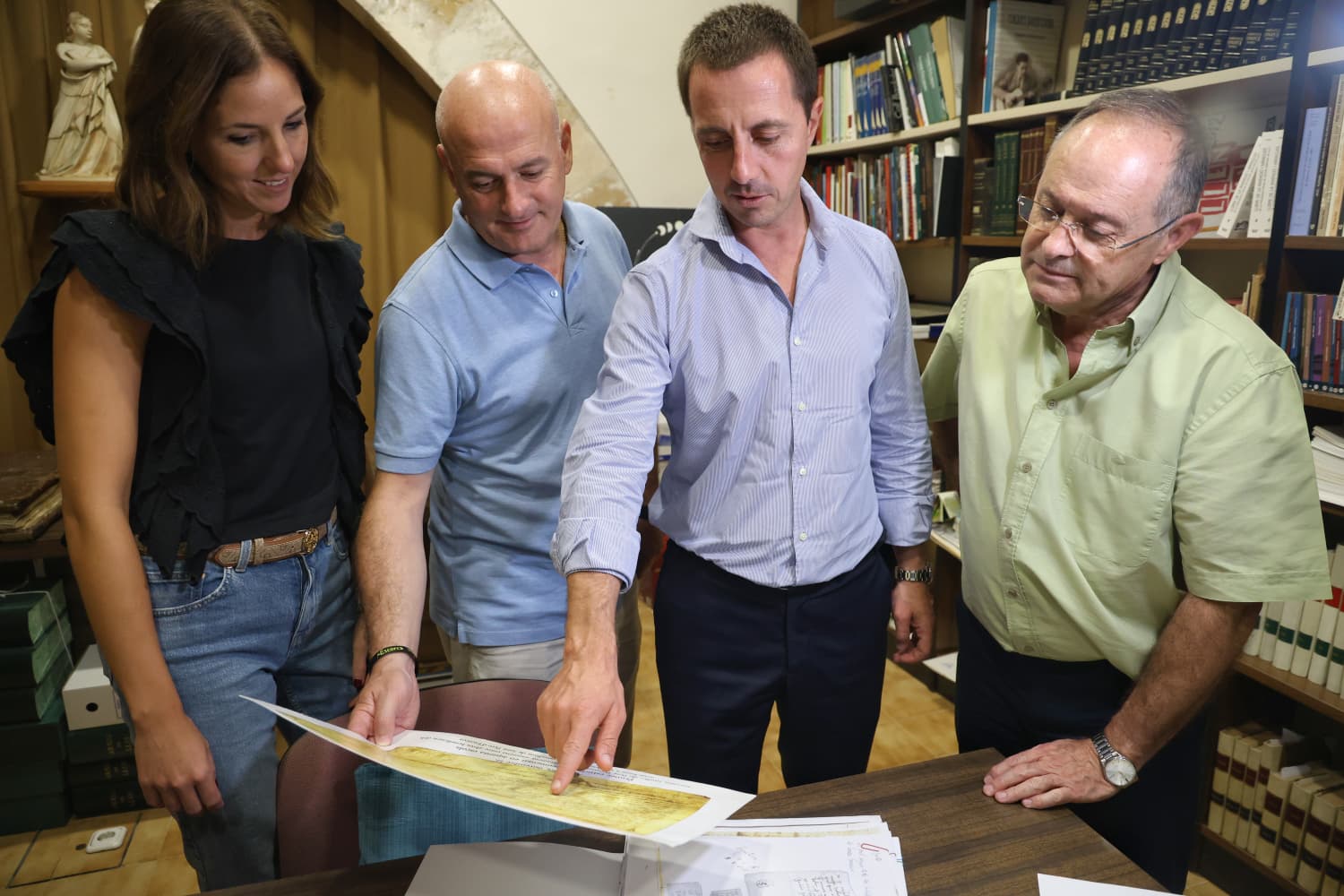 Visita del presidente del Consell de Mallorca, Llorenç Galmés y  la vicepresidenta y consellera de Cultura y Patrimonio, Antònia Roca al archivo histórico del Santuario de Lluc