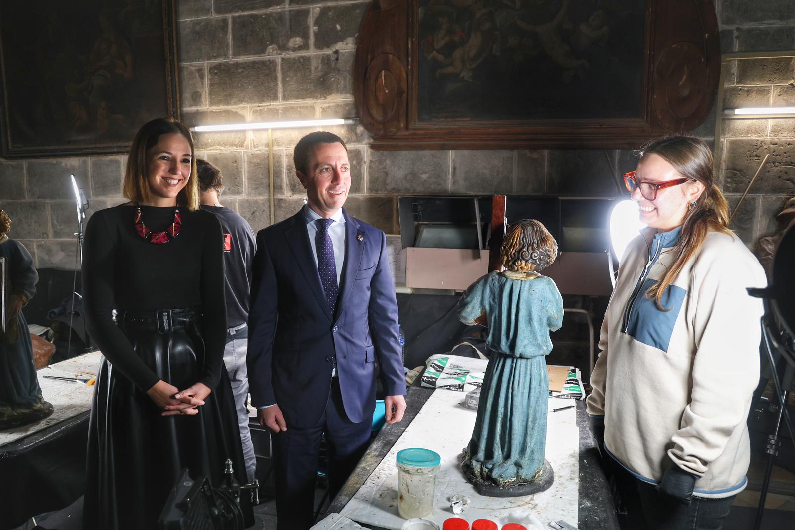 El president del Consell de Mallorca, Llorenç Galmés i la vicepresidenta, Antònia Roca, al taller de restauració