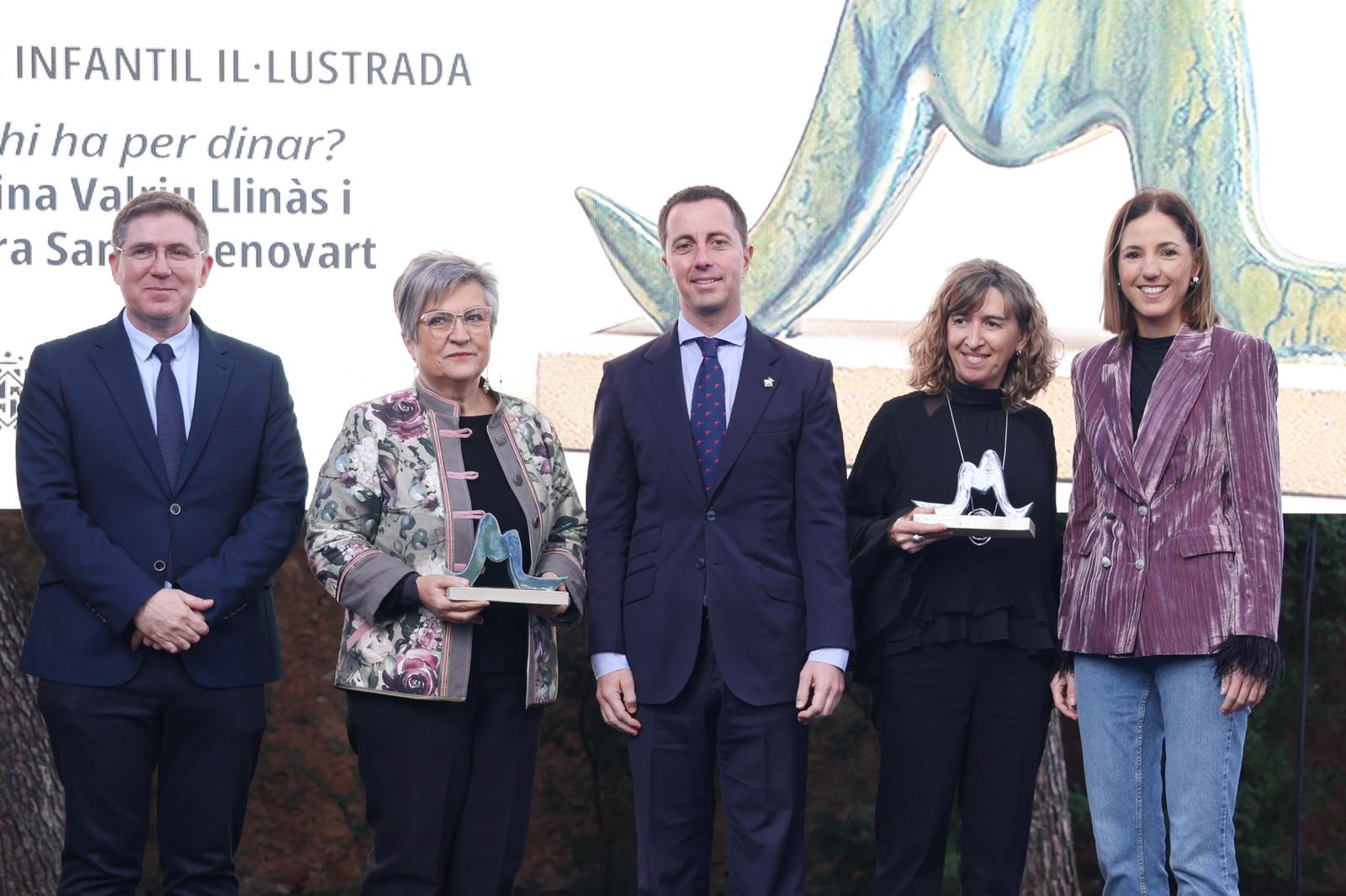 El president del Consell de Mallorca, Llorenç Galmés , la vicepresidenta, Antònia Roca i el director insular de Cultura, Guillem Ginard amb les guardonades Premi Mallorca de literatura infantil il·lustrada 