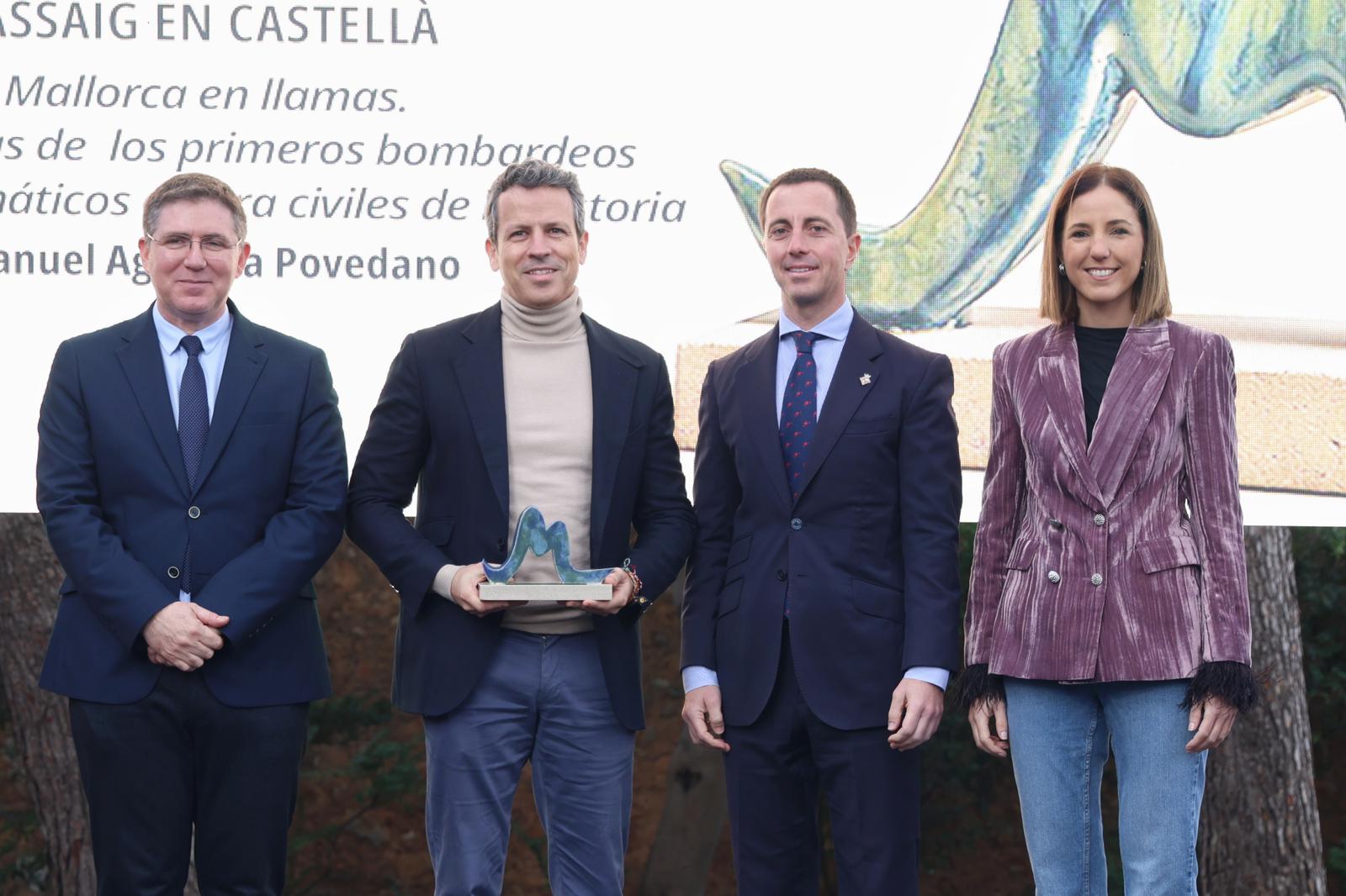 El president del Consell de Mallorca, Llorenç Galmés , la vicepresidenta, Antònia Roca i el director insular de Cultura, Guillem Ginard amb el guardonat Premi Assaig en castellà