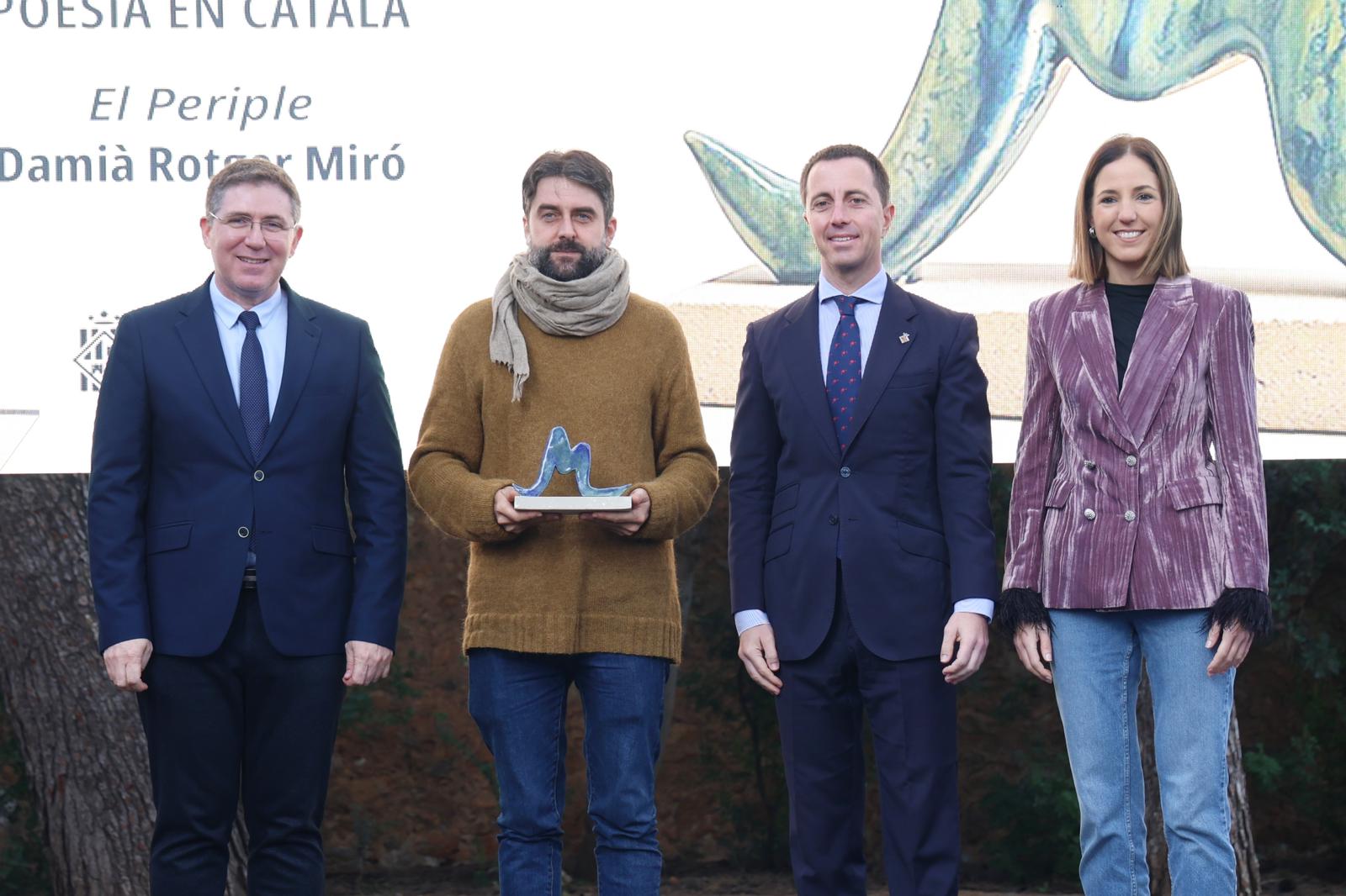 El president del Consell de Mallorca, Llorenç Galmés , la vicepresidenta, Antònia Roca i el director insular de Cultura, Guillem Ginard amb el guardonat Premi Poesia en català