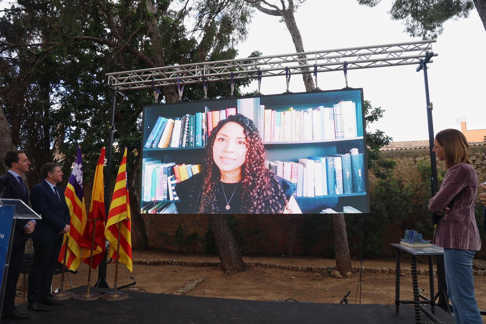 Roxana Méndez, guardonada per a la seva obra: Infinitesimal, Premi Narrativa en castellà