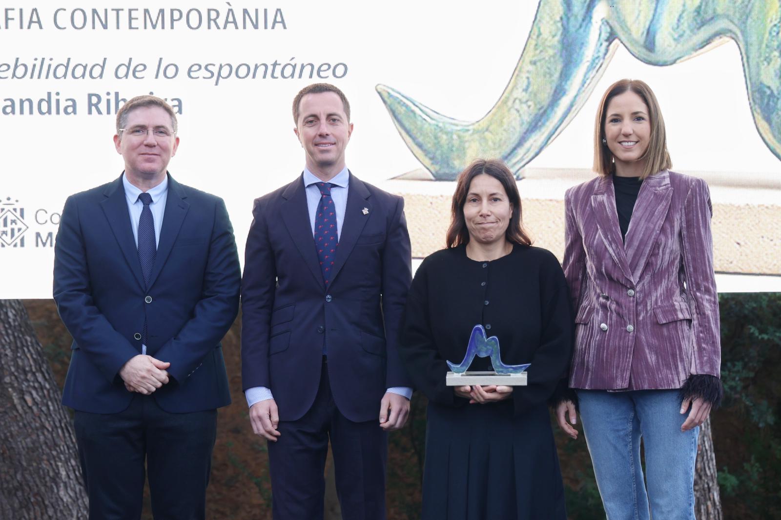 El president del Consell de Mallorca, Llorenç Galmés , la vicepresidenta, Antònia Roca i el director insular de Cultura, Guillem Ginard amb la guardonada Premi  Fotografia Contemporània 