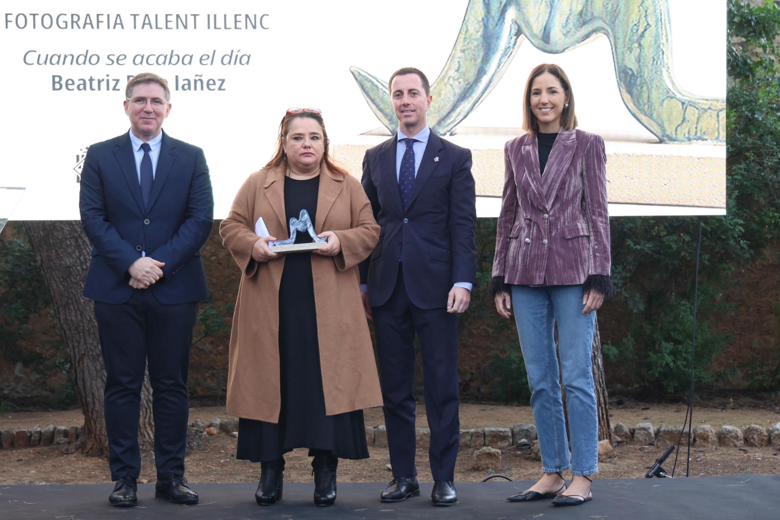 El president del Consell de Mallorca, Llorenç Galmés , la vicepresidenta, Antònia Roca i el director insular de Cultura, Guillem Ginard amb la guardonada Premi Fotografia Talent Illenc