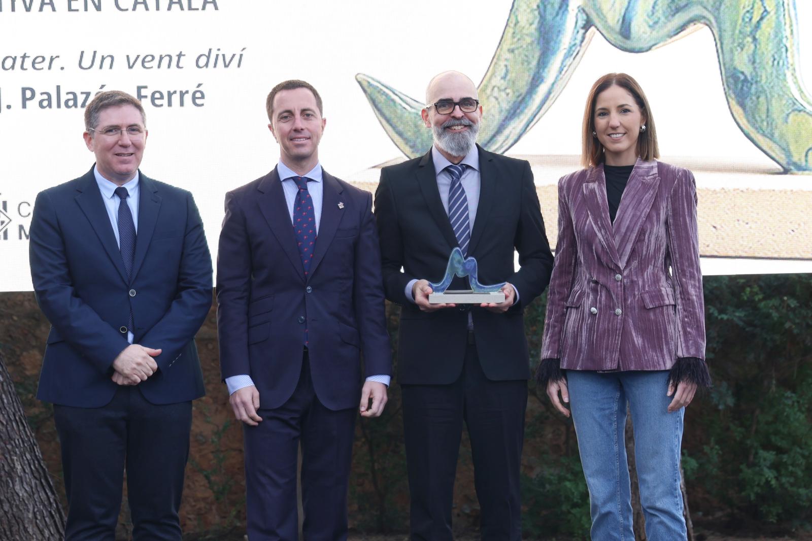 El president del Consell de Mallorca, Llorenç Galmés , la vicepresidenta, Antònia Roca i el director insular de Cultura, Guillem Ginard amb el guardonat Premi Narrativa en català