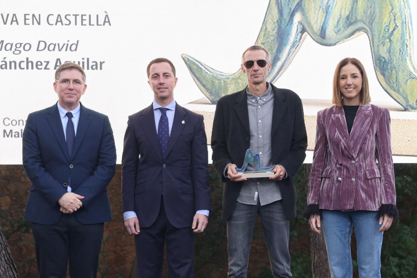 El president del Consell de Mallorca, Llorenç Galmés , la vicepresidenta, Antònia Roca i el director insular de Cultura, Guillem Ginard amb el guardonat Premi Narrativa en castellà