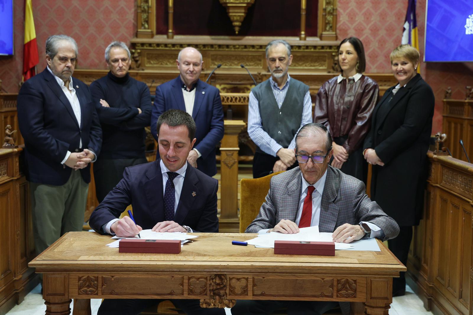 Firma delante notario de la compra de Sa Fàbrica Nova de Sóller