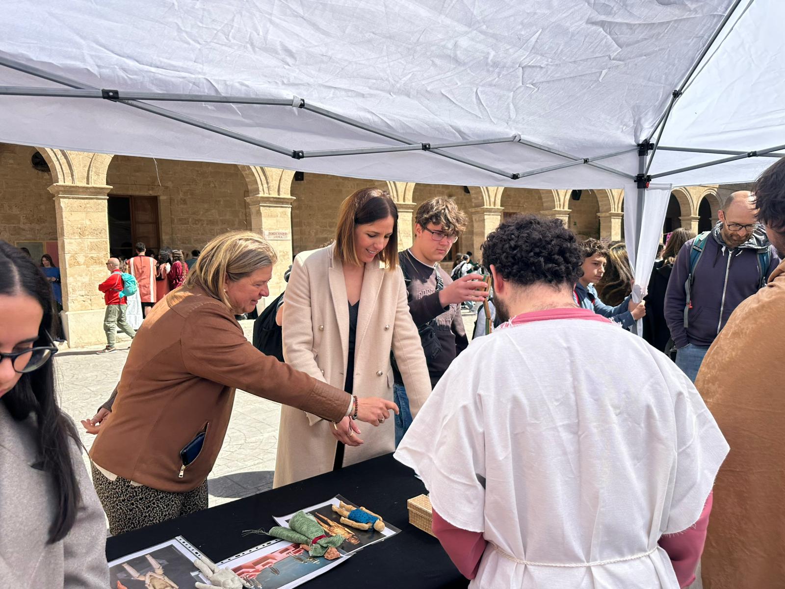 La vicepresidenta i consellera de Cultura i Patrimoni, Antònia Roca i la directora insular de Patrimoni, Maribel Arnau al Festival de Cultura Clàssica Maremagnum.