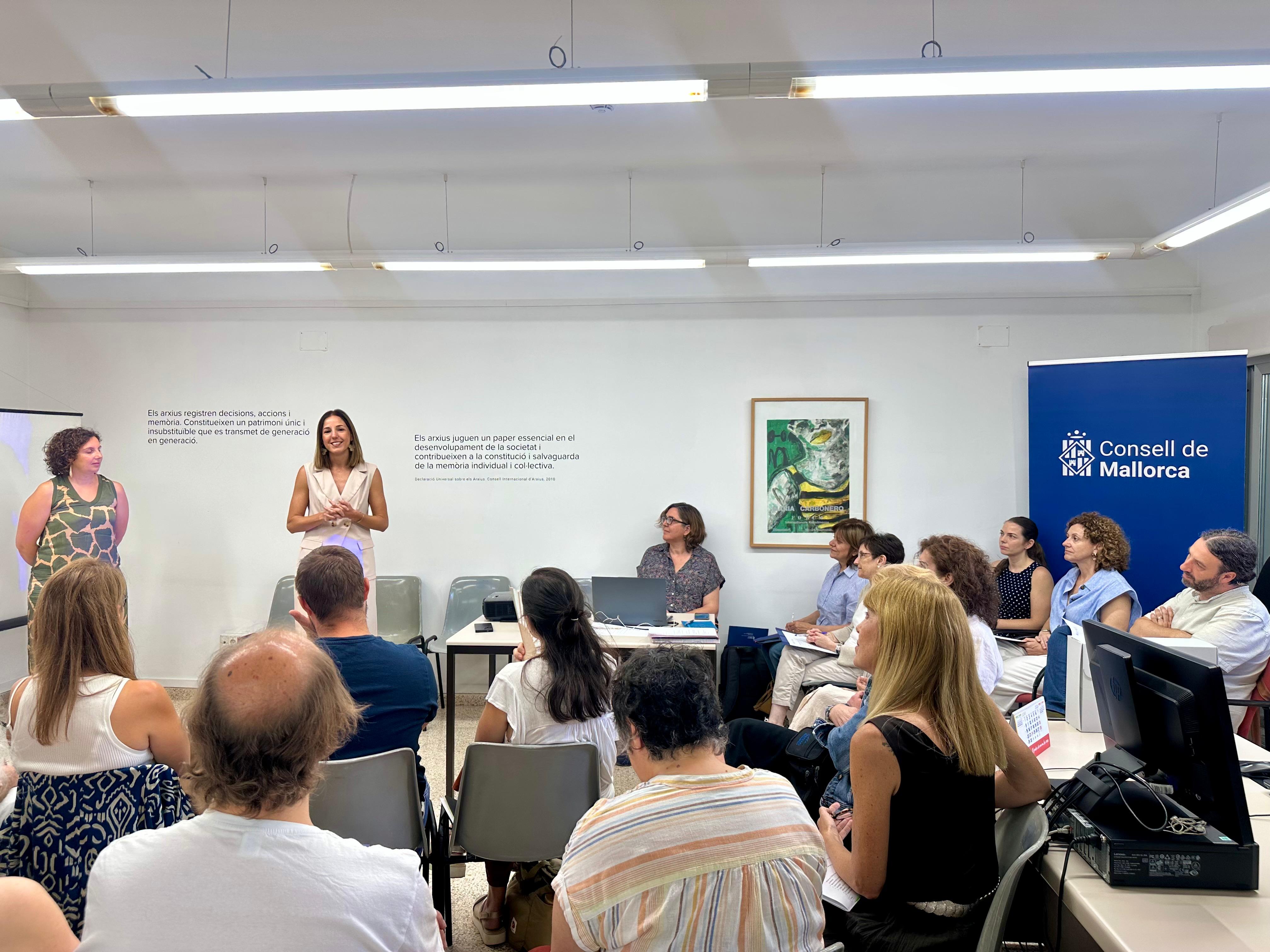 La vicepresidenta y consejera de Cultura y Patrimoni, Antònia Roca en el Archivo General del Consell de Mallorca.