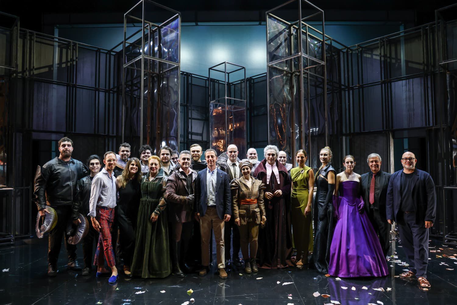 El president, Llorenç Galmés i la viceptesidenta, Antònia Roca amb tot l'esquip artístic de l'òpera Rigoletto.