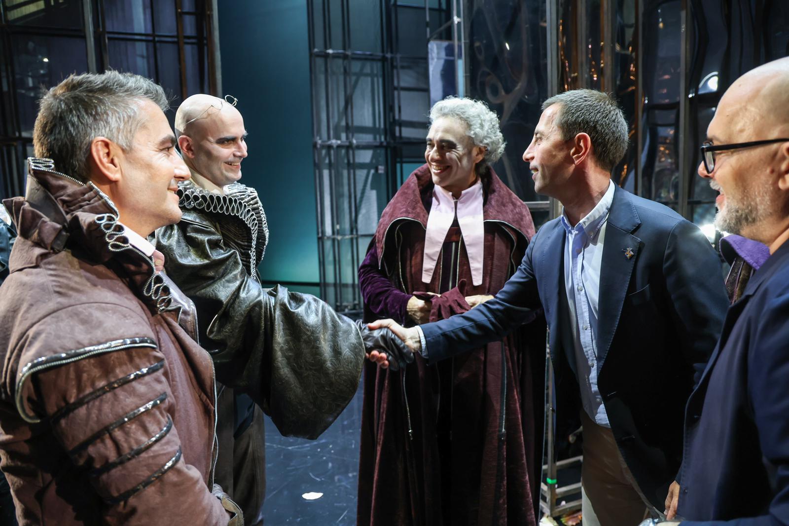 El president, Llorenç Galmés i part de l'esquip artístic de l'òpera Rigoletto.