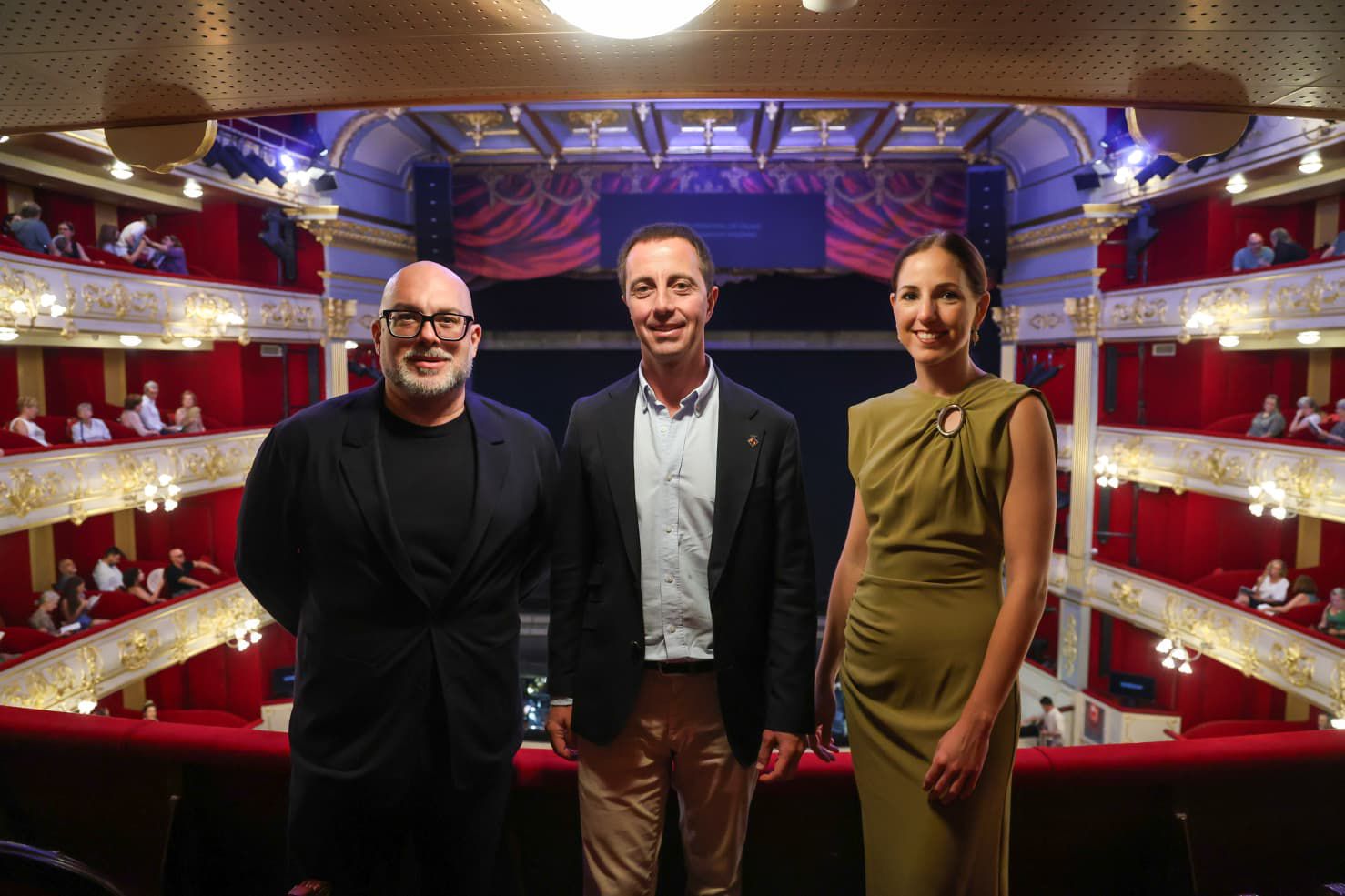 D'esquerra a dreta: Miquel Martorell, director del Teatre Principal de Palma; el president del Consell de Mallorca, Llorenç Galmés i la vicepresidenta, Antònia Roca.