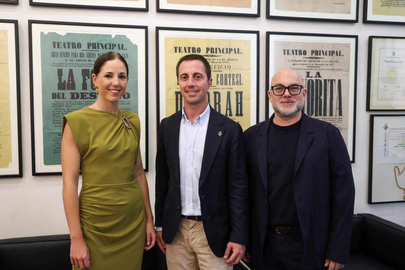 D'esquerra a dreta:  la vicepresidenta, Antònia Roca; el president del Consell de Mallorca, Llorenç Galmés i el director del Teatre Prinicipal de Palma, Miquel Martorell.