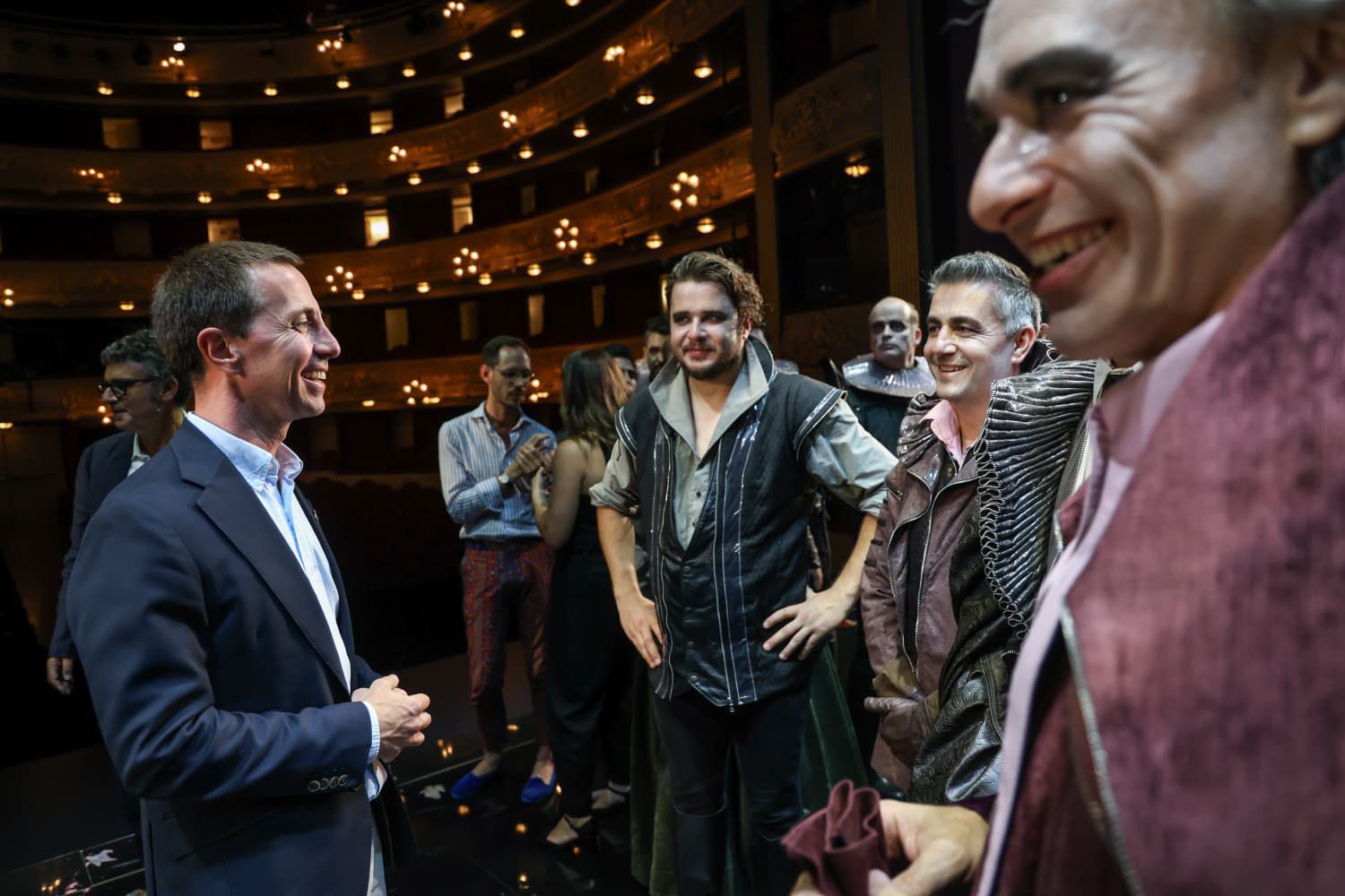 El president, Llorenç Galmés i part de l'equip artístic de l'òpera Rigoletto.