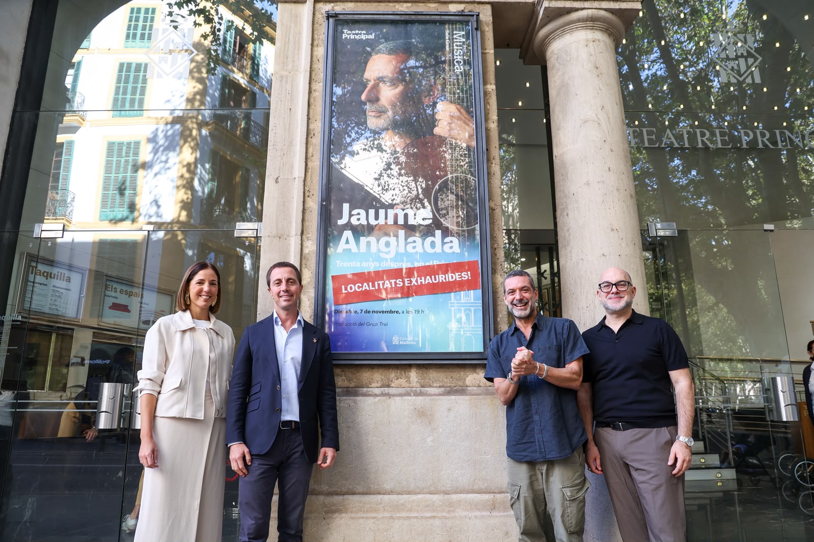 El cantante con el presidente del Consell de Mallorca, Llorenç Galmés; la vicepresidenta, Antònia Roca y el director del Principal, Miquel Martorell.