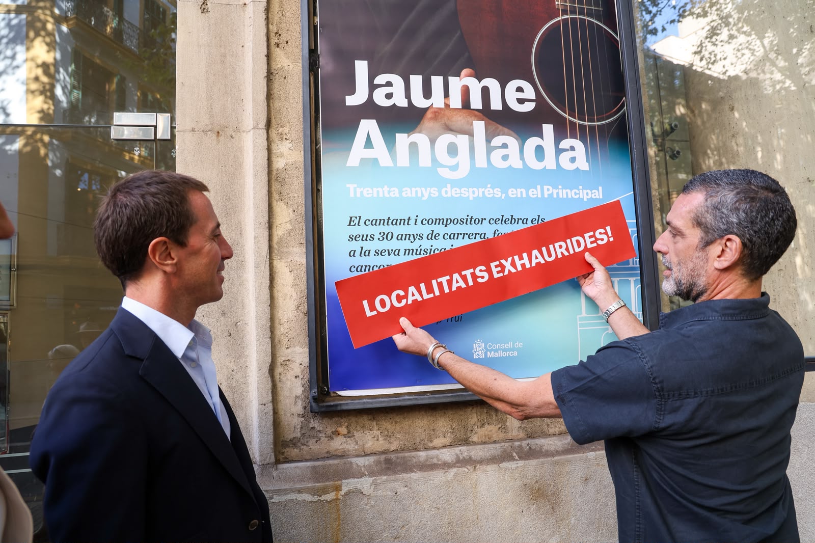 Momento en el que Jaume Anglada pone el cartel de entradas agotadas.