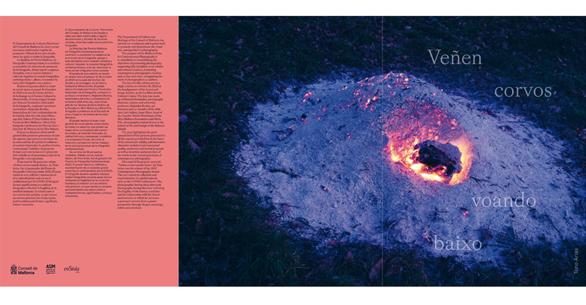 19. Portada del fotollibre <i>Veñen corvos voando baixo</i>, de Tono Arias (2024). Premi Mallorca de Fotografia Contemporània 2023